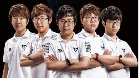 FPX群访 xiaolaohu：自己坦克玩的比较差 第二局没有注意防GANK